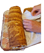 Der Teig wird auf die Tortenplatte gelegt